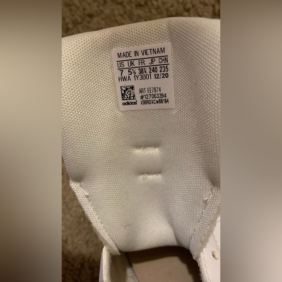 White Adidas sneakers with gold stripes - Picture 2 of 3